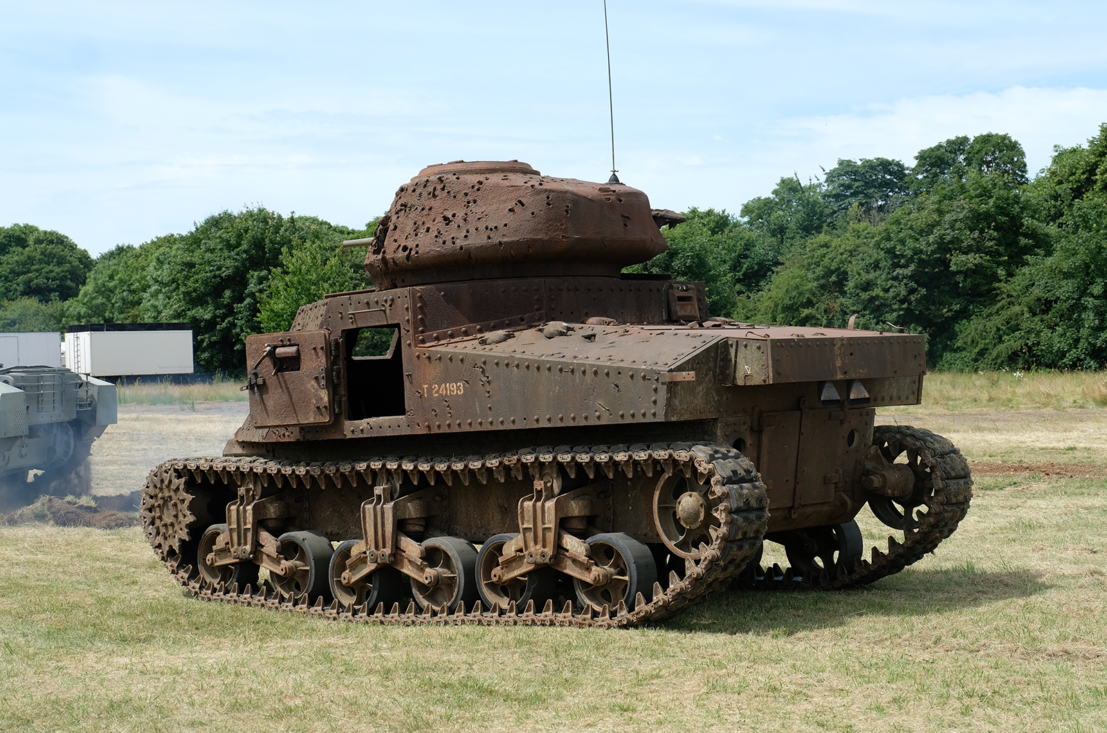 The sun shines on The Classic & Sports Car Show in association with Flywheel 