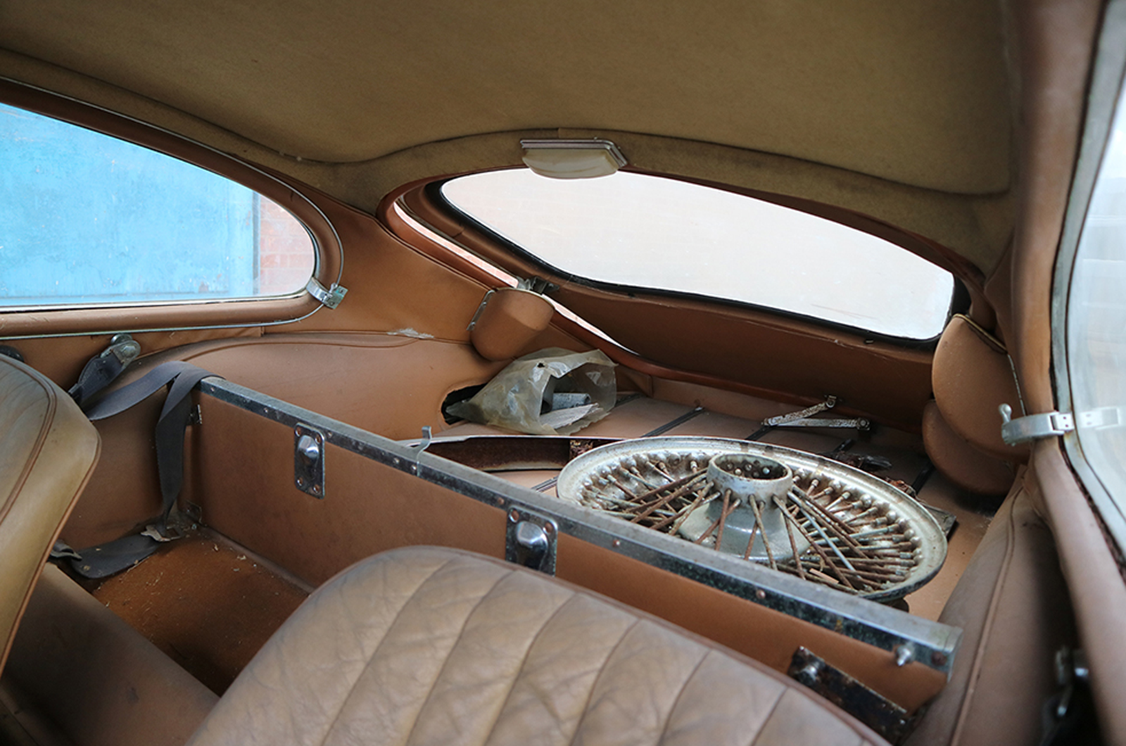 Classic & Sports Car – Barn-find E-type up for auction next month