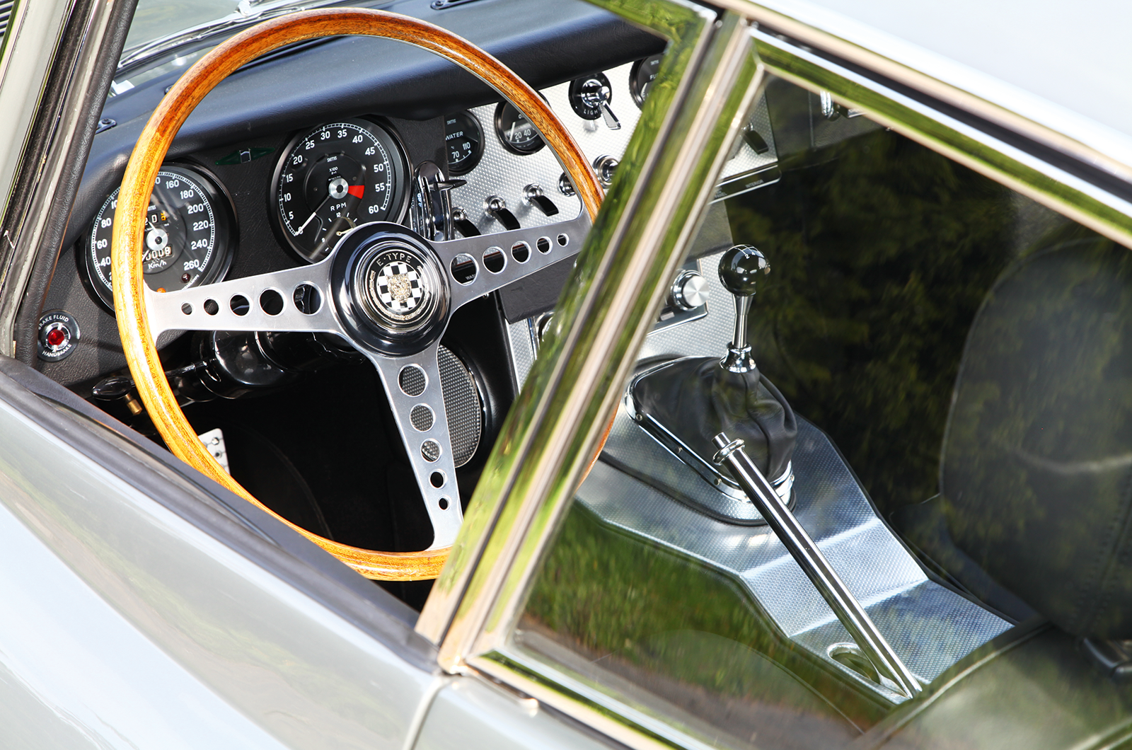 Chevrolet Corvette Sting Ray vs Jaguar E-type vs Toyota 2000GT