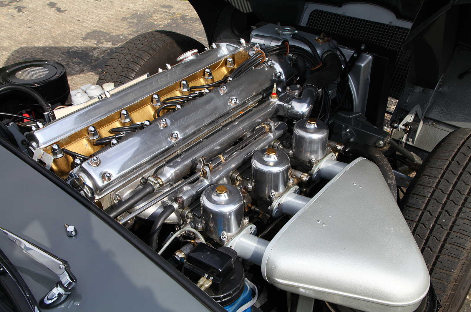 Chevrolet Corvette Sting Ray vs Jaguar E-type vs Toyota 2000GT