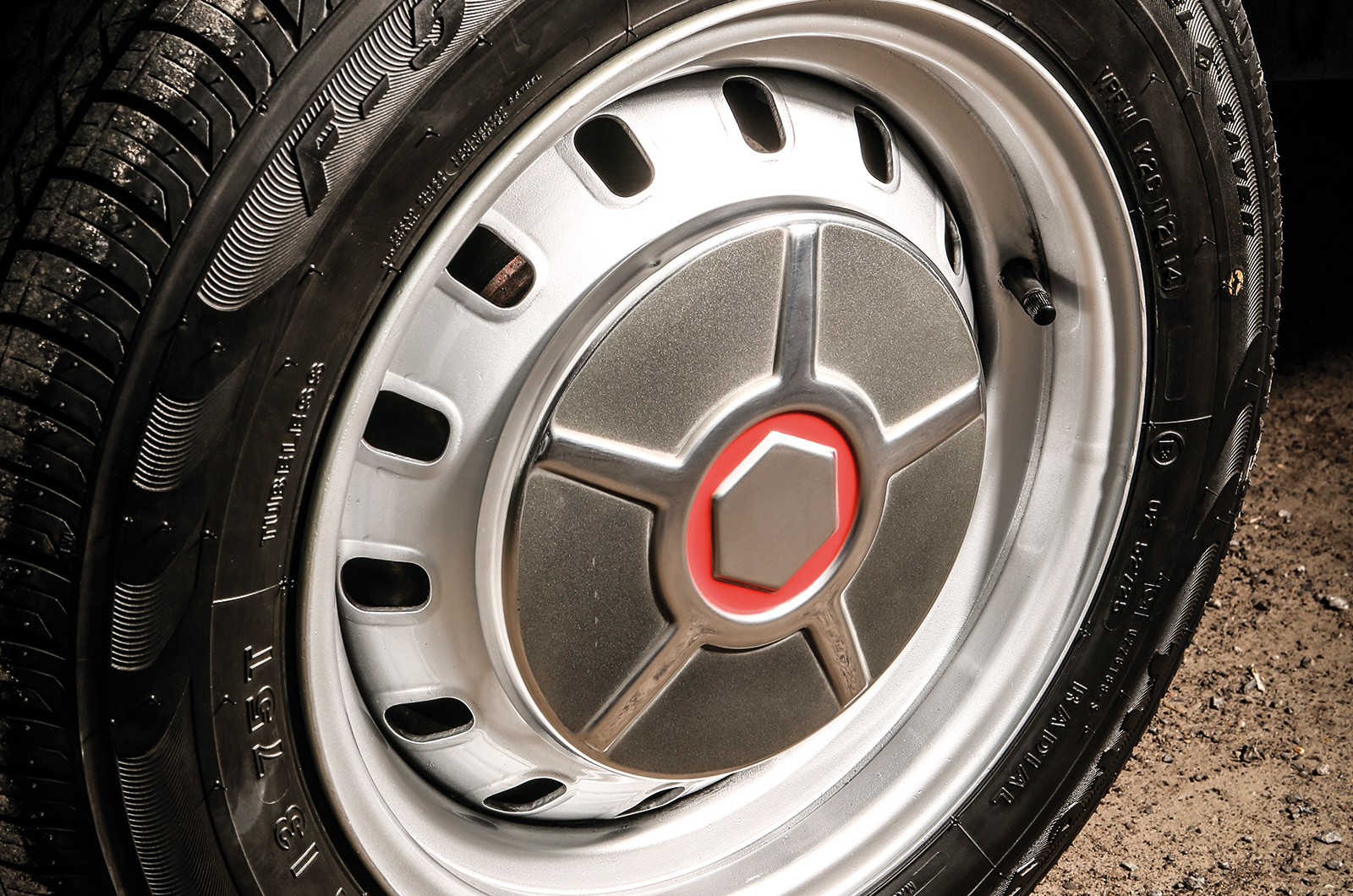 Classic & Sports Car – Morris vs Simca: Who says racy tintops were an ’80s thing?