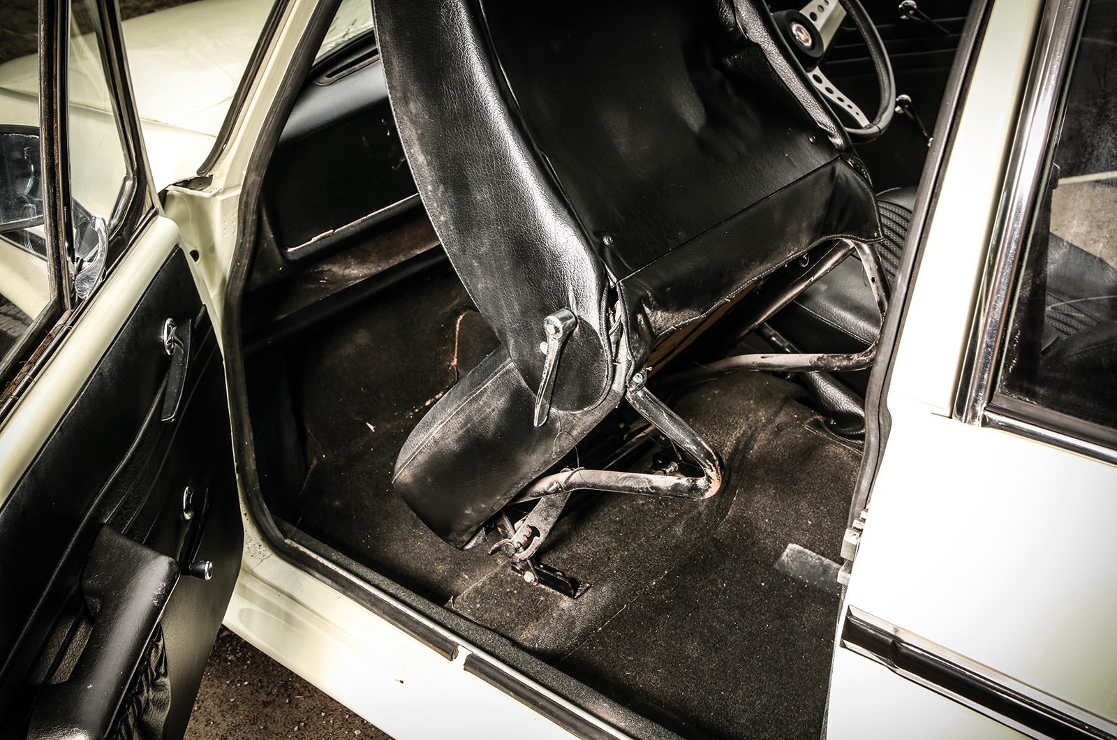 Classic & Sports Car – Morris vs Simca: Who says racy tintops were an ’80s thing?