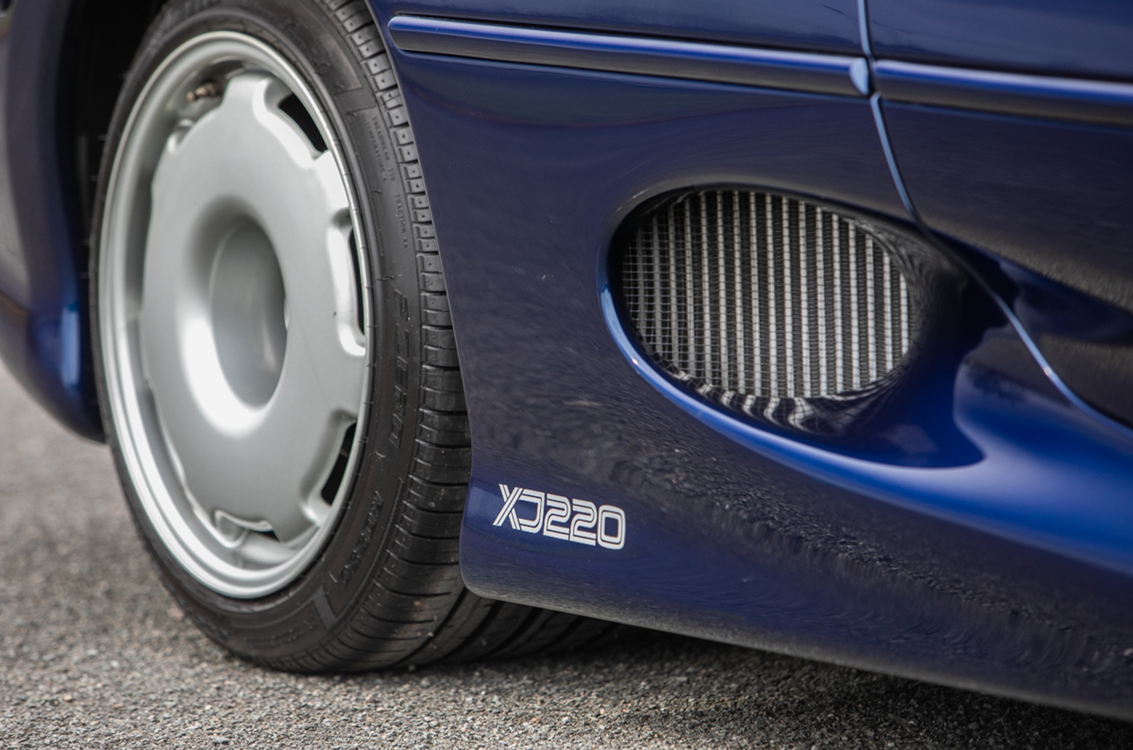 Classic & Sports Car – When did you last see two Jaguar XJ220s in one auction?