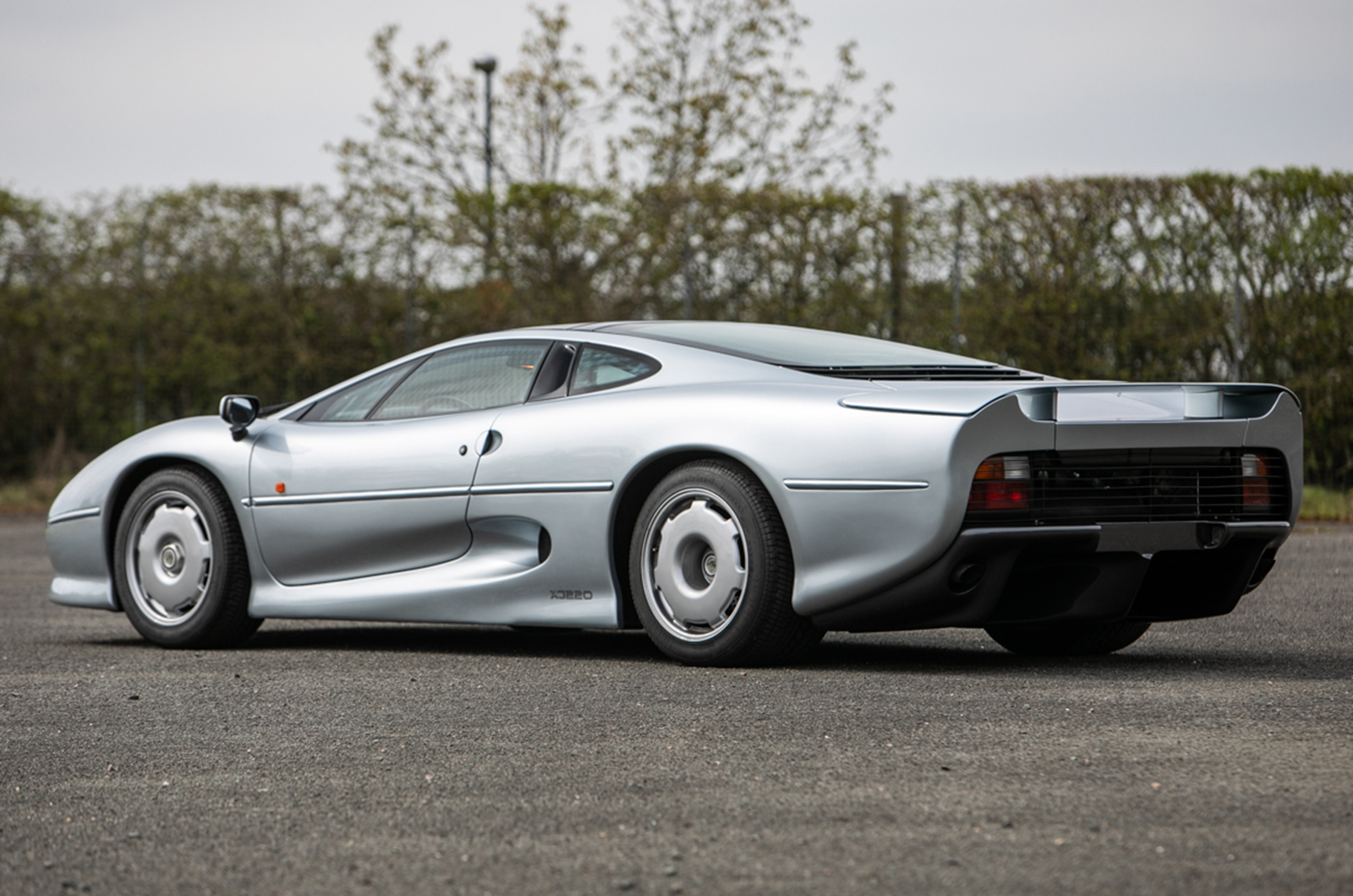 Classic & Sports Car – When did you last see two Jaguar XJ220s in one auction?