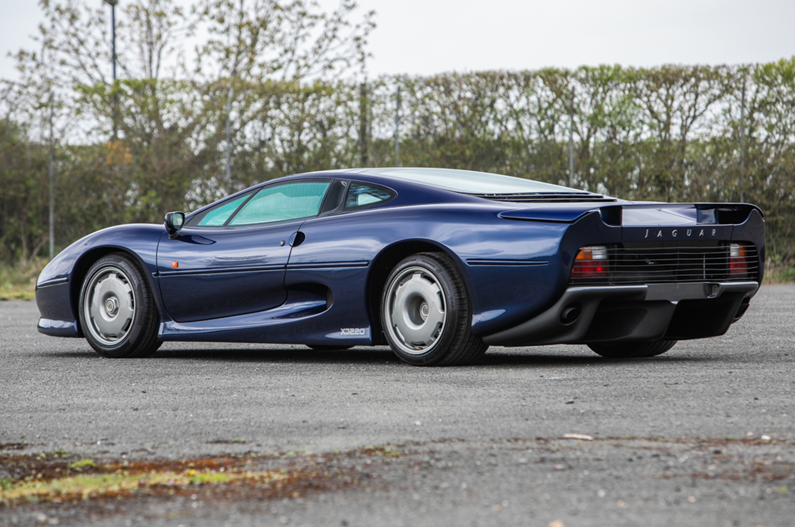 Classic & Sports Car – When did you last see two Jaguar XJ220s in one auction?