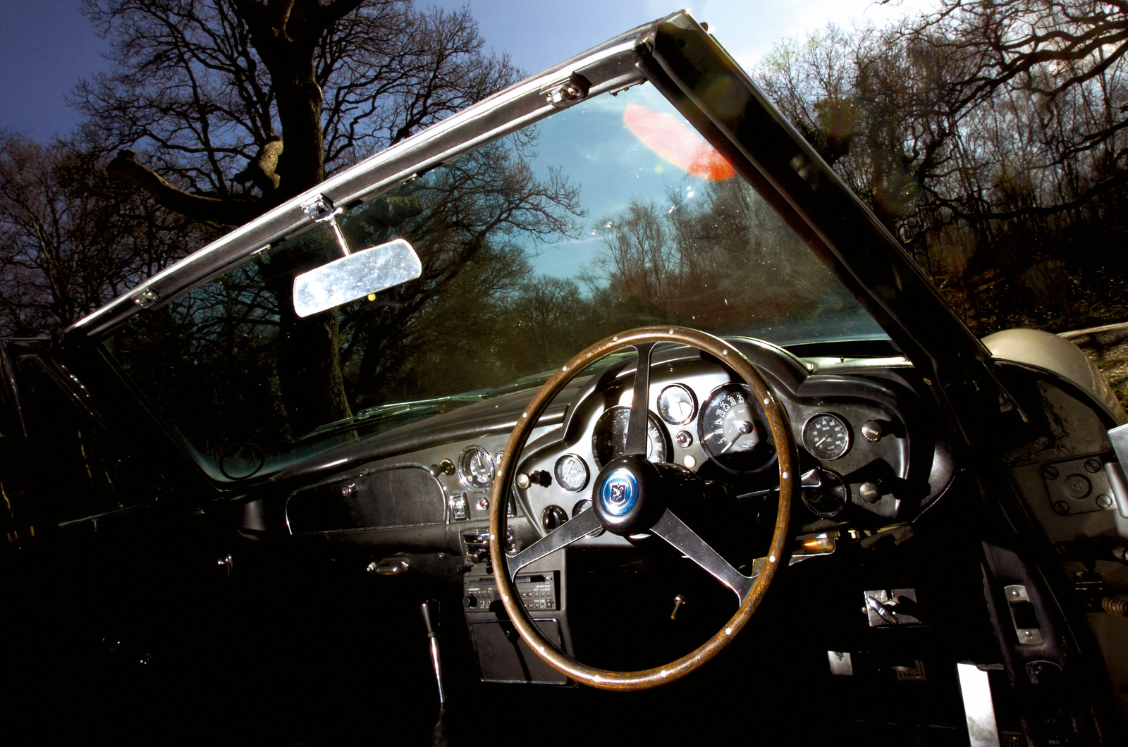 Classic & Sports Car – The civil English war: Aston DB6 vs Jaguar E-type