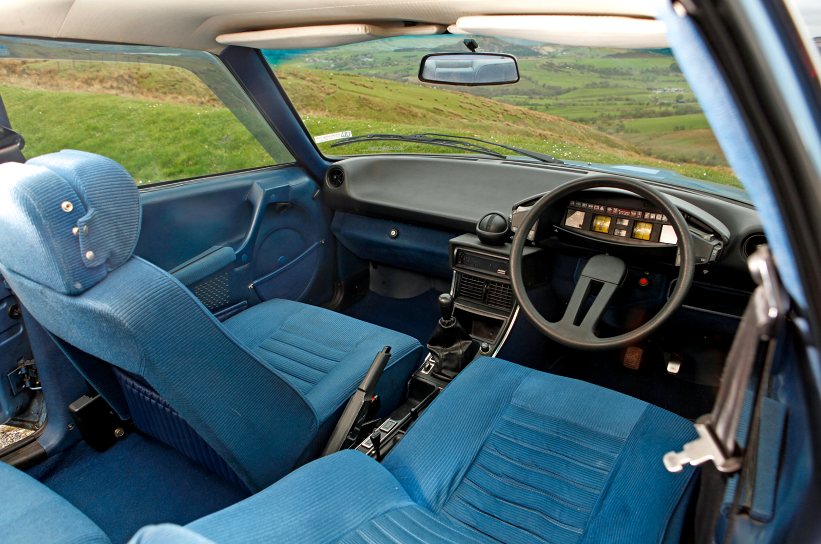 Classic & Sports Car – Celebrating the big Citroën saloon with DS, CX, XM and C6