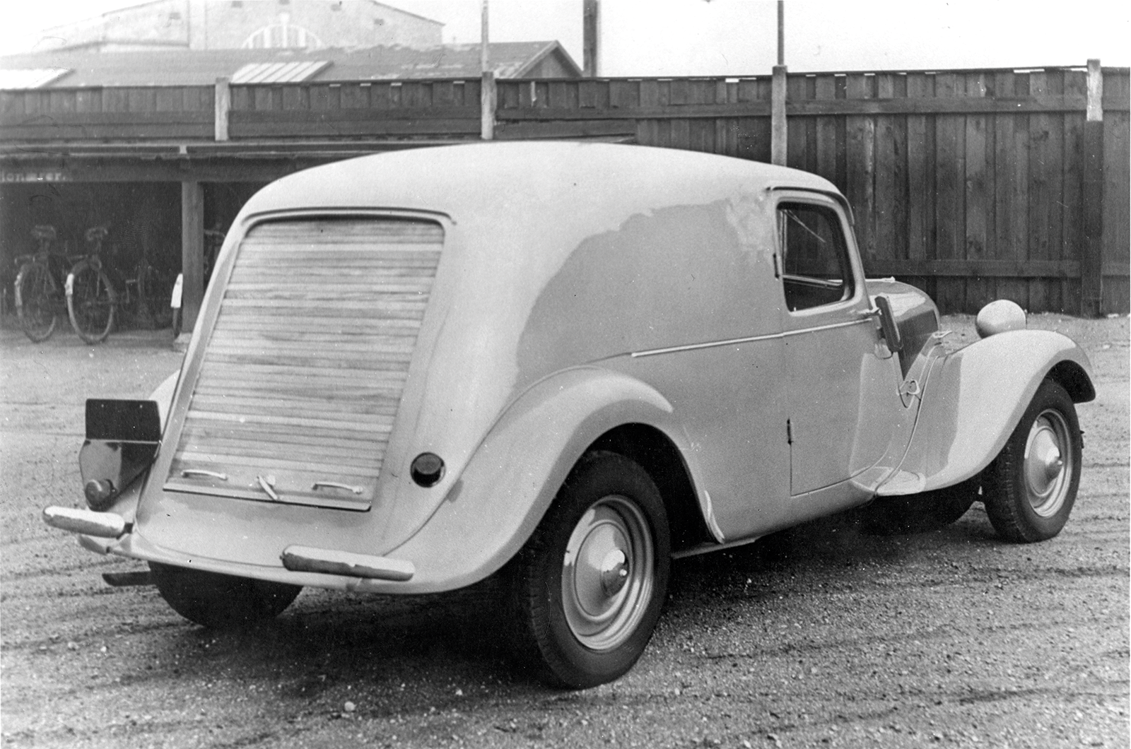 Classic & Sports Car – Citroën Traction Avant camionnette: van extraordinaire