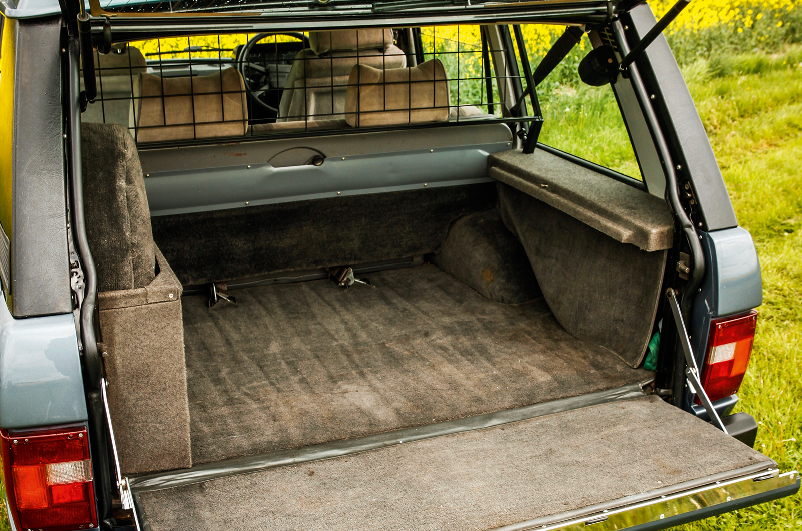 Classic & Sports Car – Luxury on the farm: Range Rover vs Mercedes G-Wagen