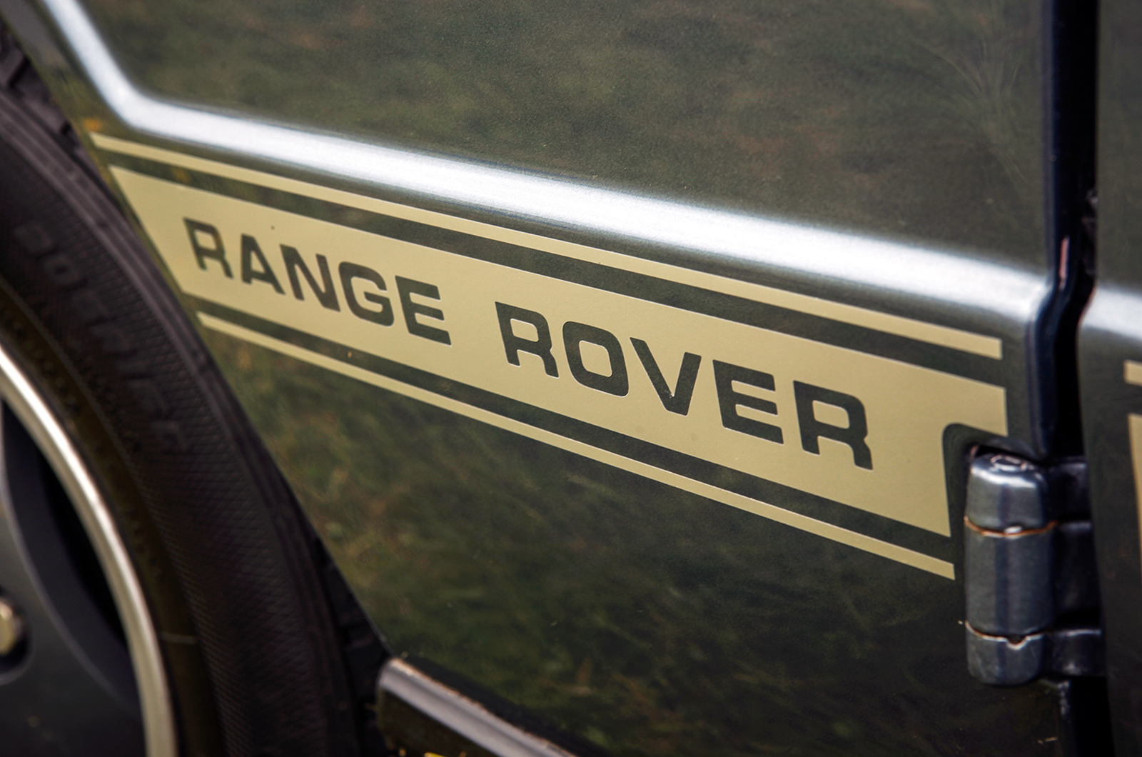 Classic & Sports Car – Luxury on the farm: Range Rover vs Mercedes G-Wagen