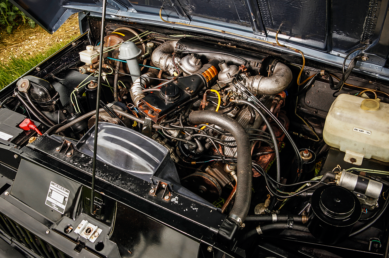 Classic & Sports Car – Luxury on the farm: Range Rover vs Mercedes G-Wagen