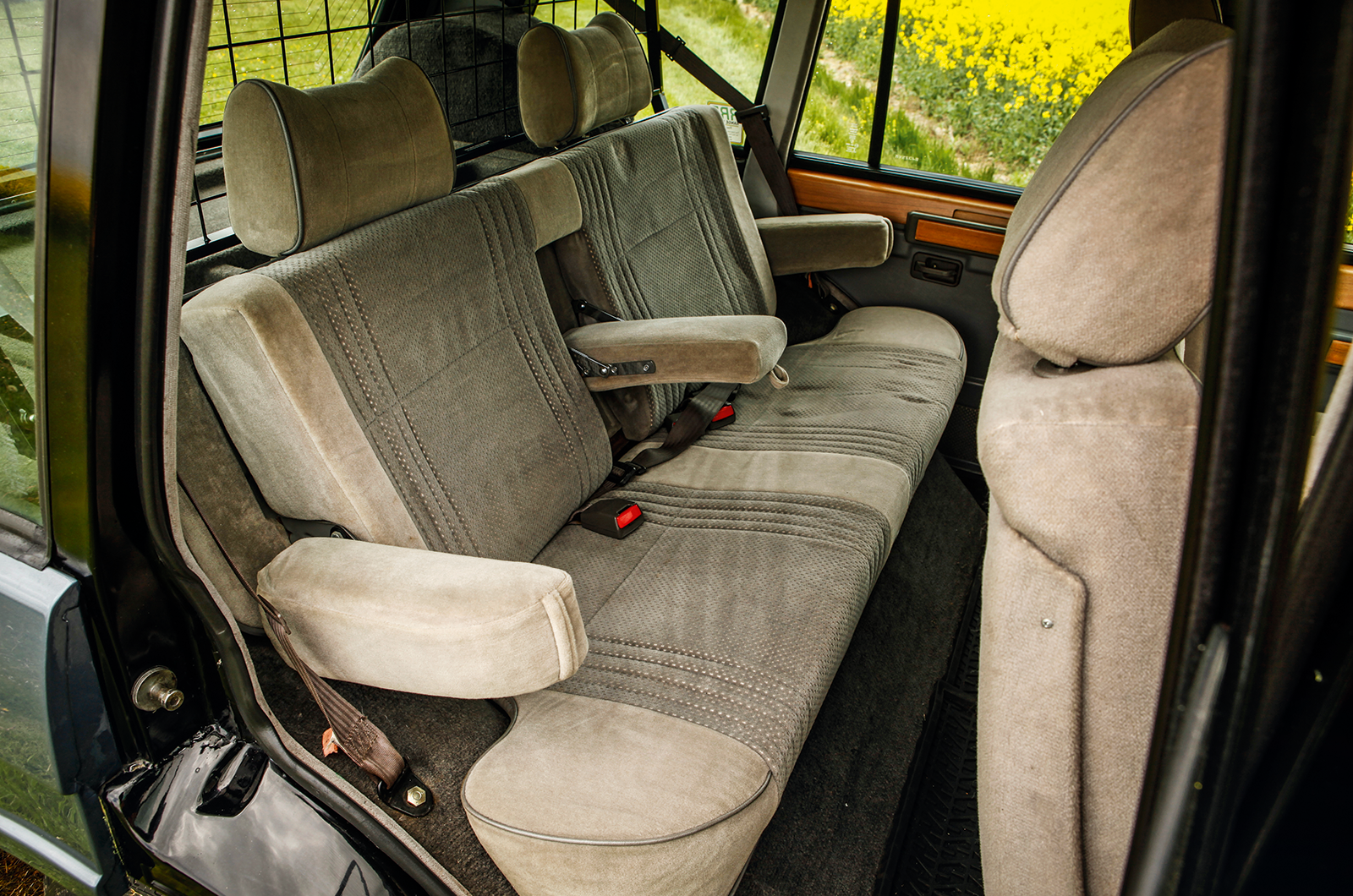 Classic & Sports Car – Luxury on the farm: Range Rover vs Mercedes G-Wagen