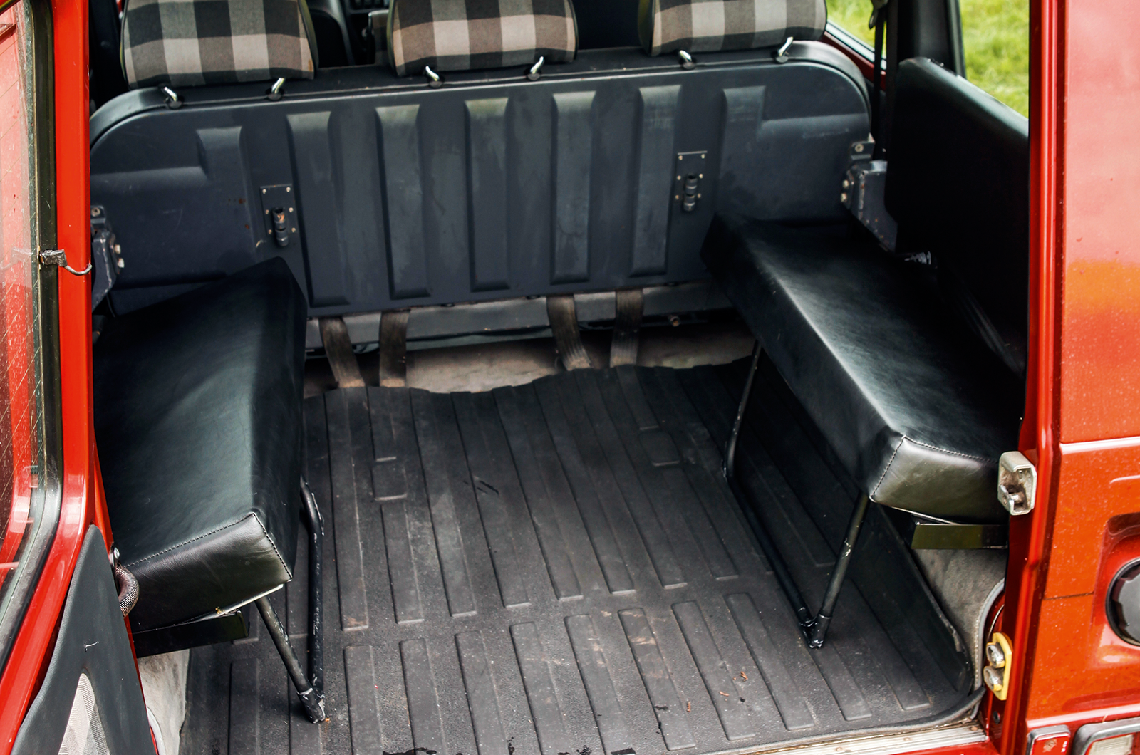 Classic & Sports Car – Luxury on the farm: Range Rover vs Mercedes G-Wagen