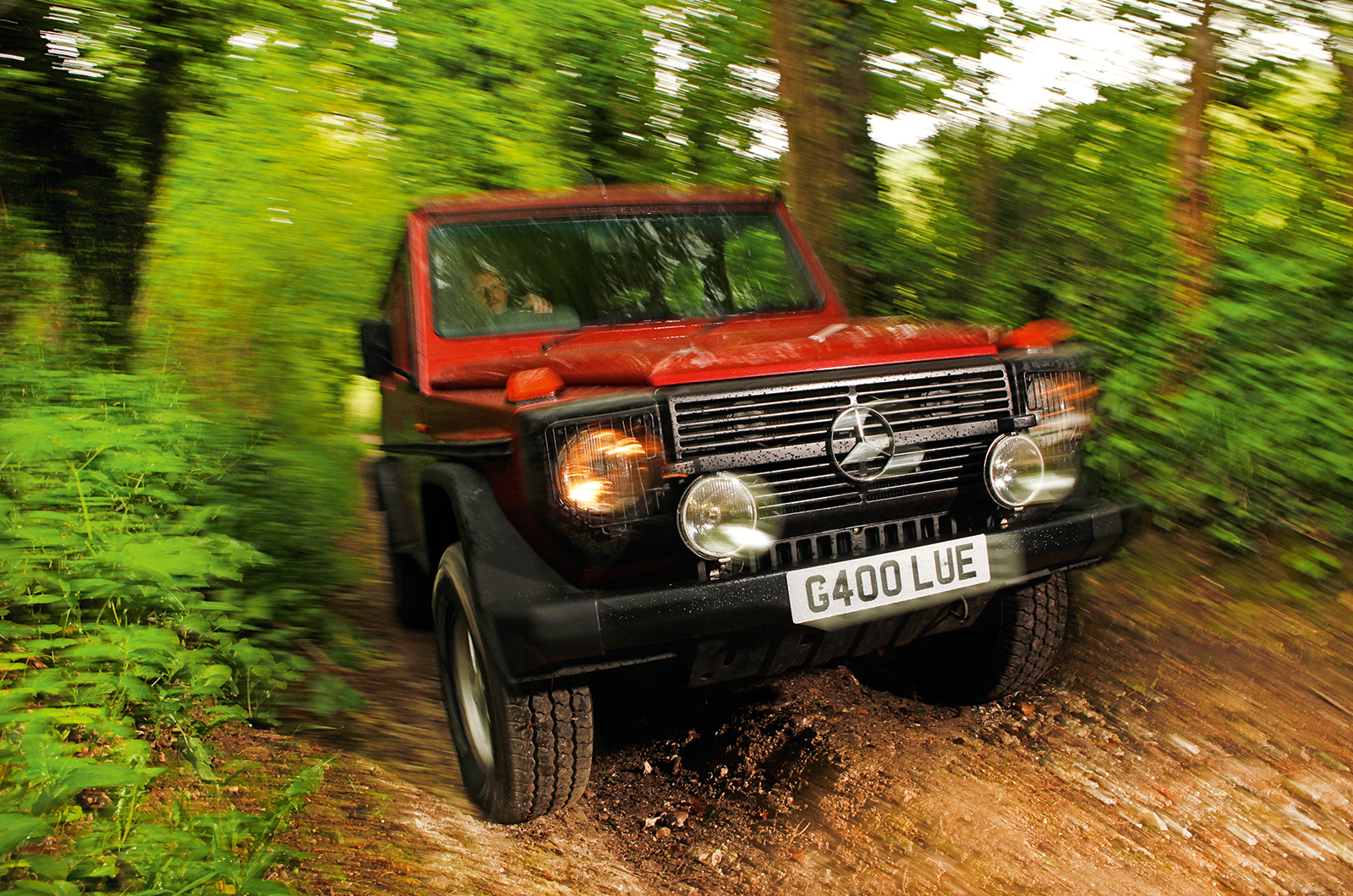 Classic & Sports Car – Luxury on the farm: Range Rover vs Mercedes G-Wagen