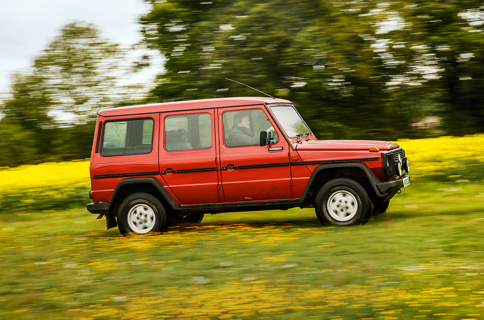 Classic & Sports Car – Luxury on the farm: Range Rover vs Mercedes G-Wagen