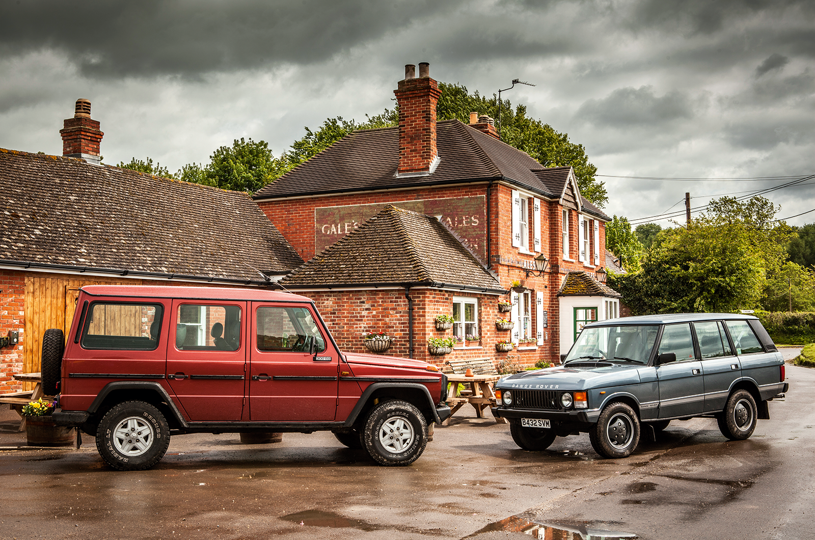 Classic & Sports Car – Luxury on the farm: Range Rover vs Mercedes G-Wagen