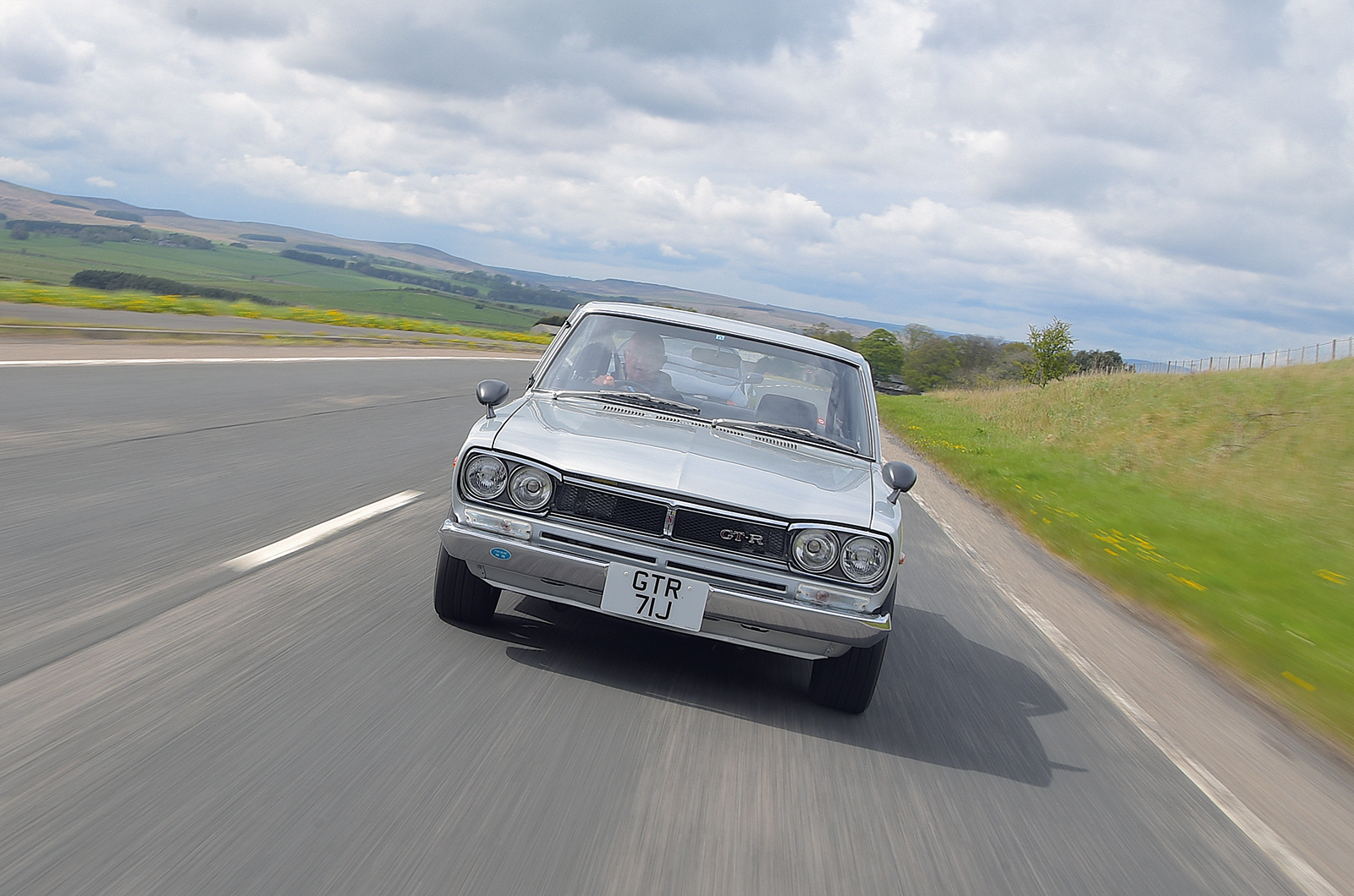 Classic & Sports Car – The sky’s the limit: Nissan Skyline R32 meets 2000GT-R