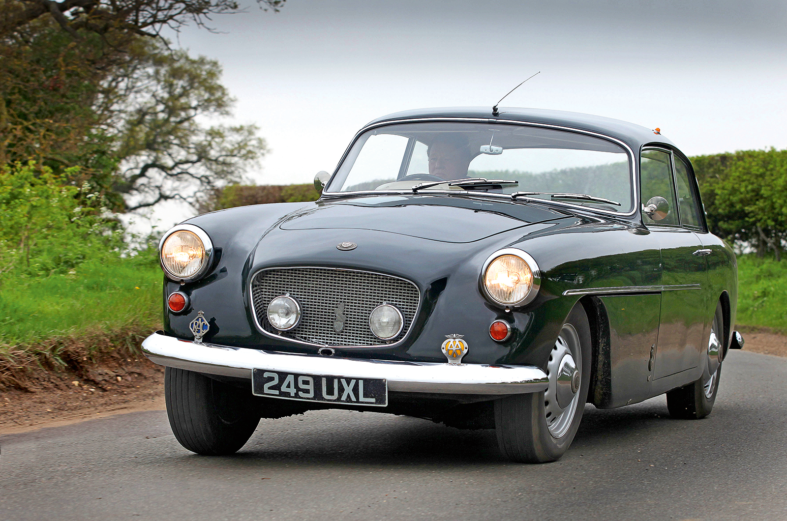 Classic & Sports Car – Don’t buy that, buy this: Bristol 406 vs Mercedes Ponton Coupé