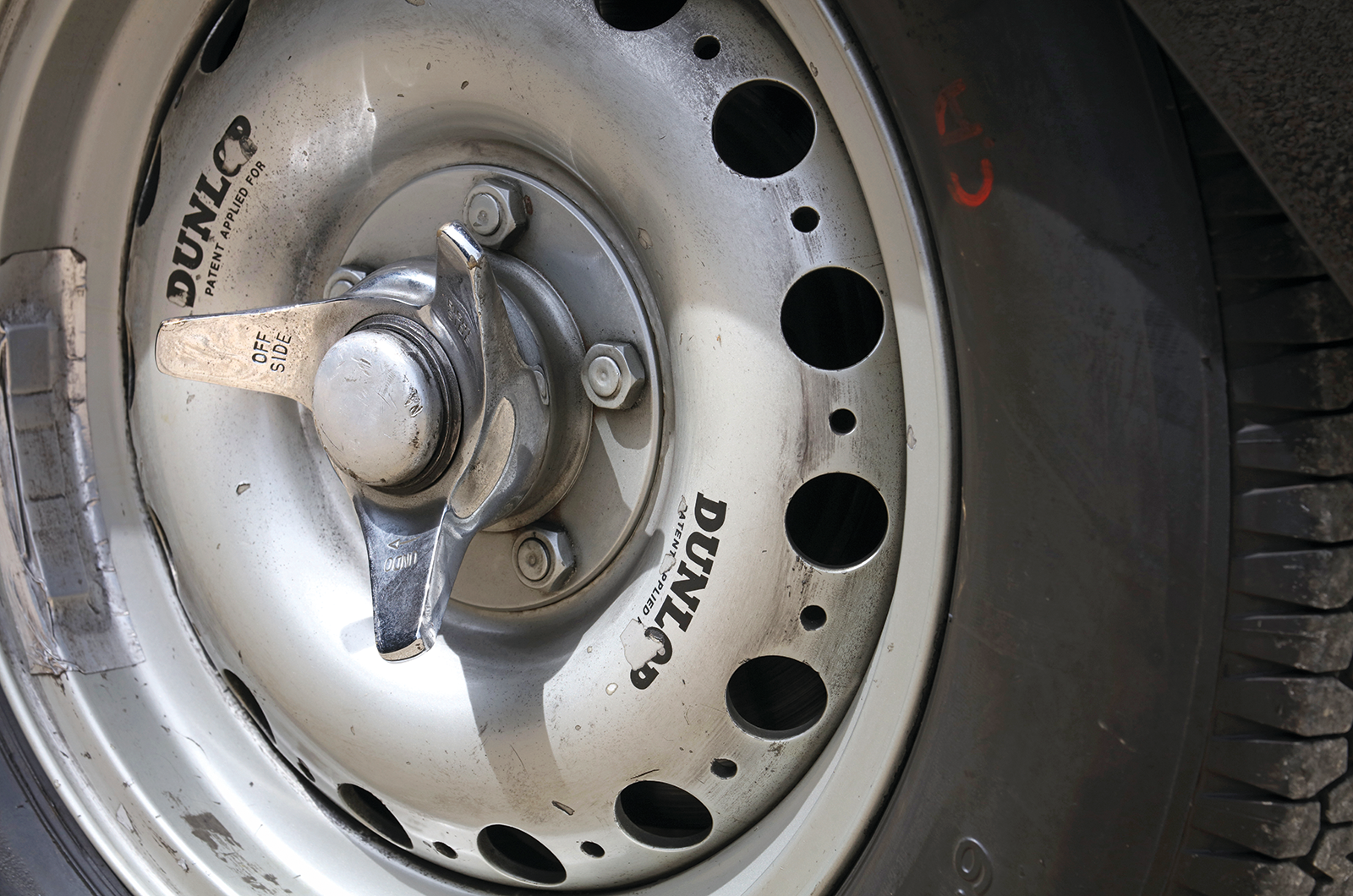 Classic & Sports Car – Jaguar D-type vs Aston Martin DB3S: Won for the road