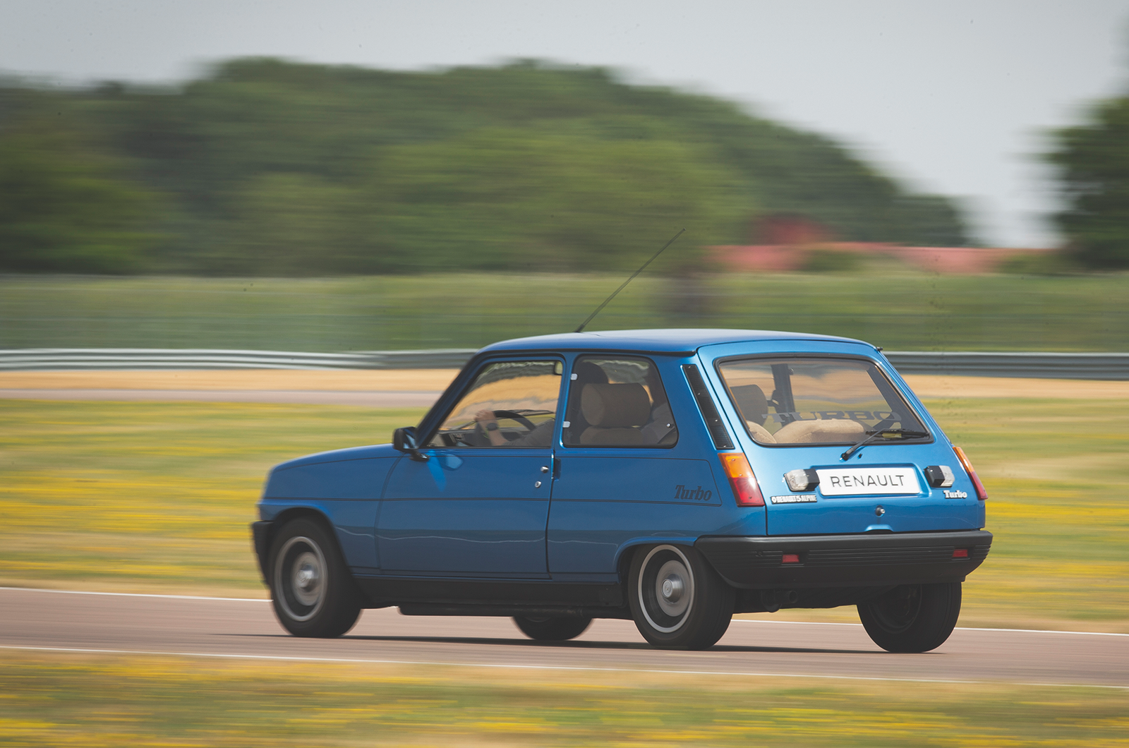 Classic & Sports Car – Renault’s lively 5s: Gordini Turbo and Turbo 2 on track