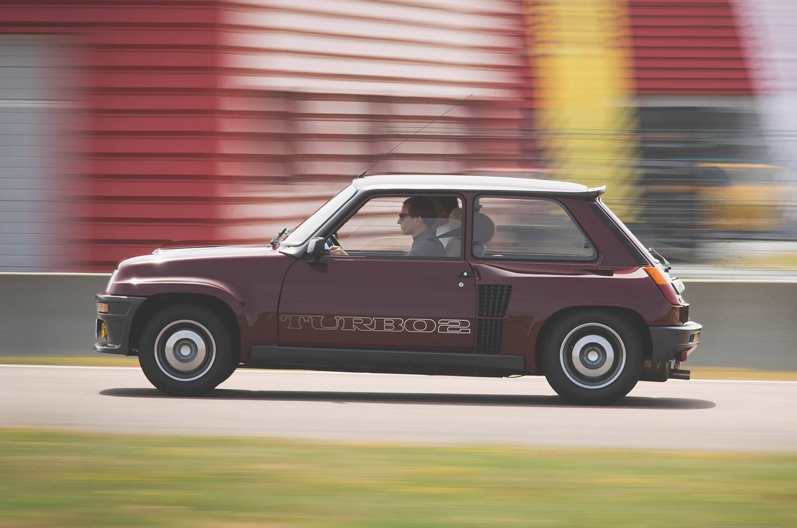 Classic & Sports Car – Renault’s lively 5s: Gordini Turbo and Turbo 2 on track