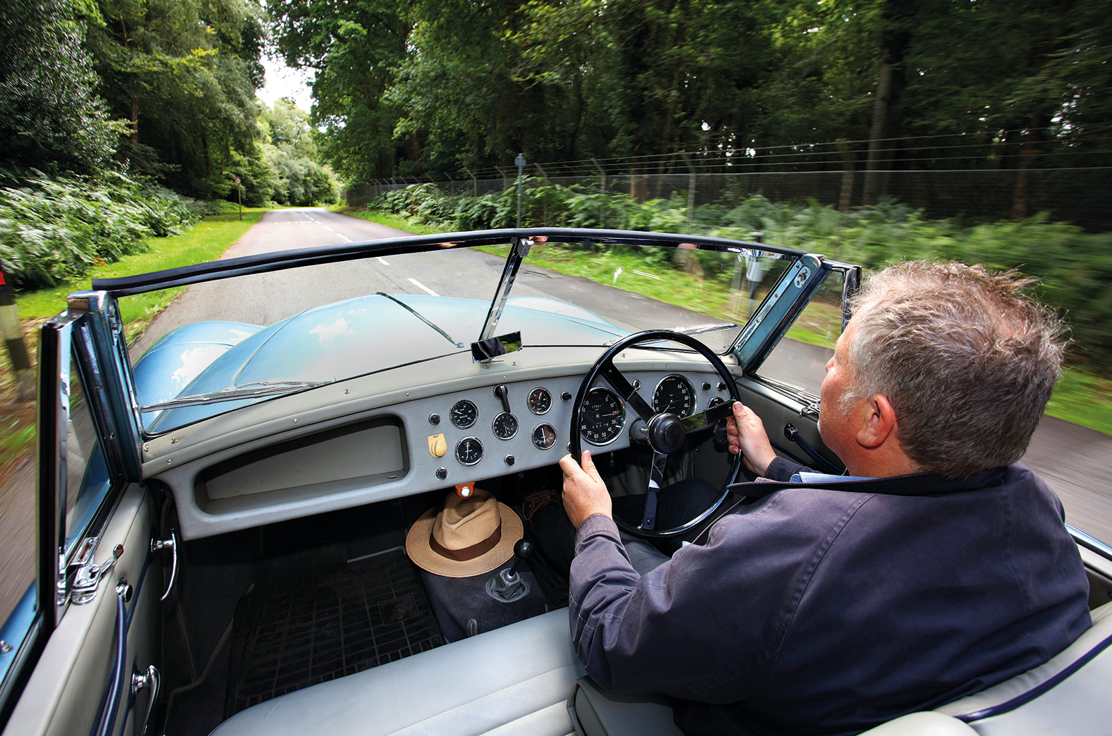 Classic & Sports Car – Aston Martin DB1: inherited beauty