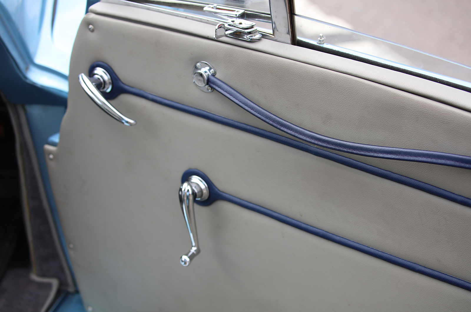 Classic & Sports Car – Aston Martin DB1: inherited beauty