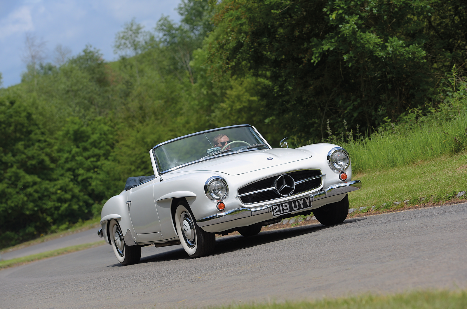 Classic & Sports Car – Mercedes-Benz 190SL vs Chevrolet Corvette C1