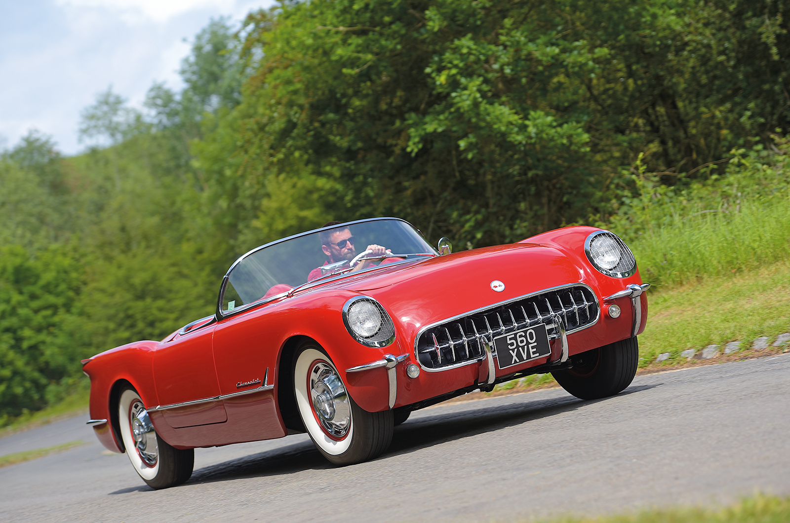 Classic & Sports Car – Mercedes-Benz 190SL vs Chevrolet Corvette C1
