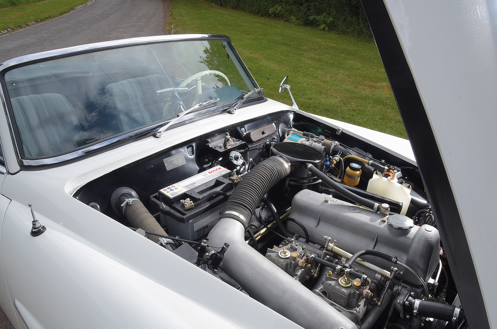 Classic & Sports Car – Mercedes-Benz 190SL vs Chevrolet Corvette C1