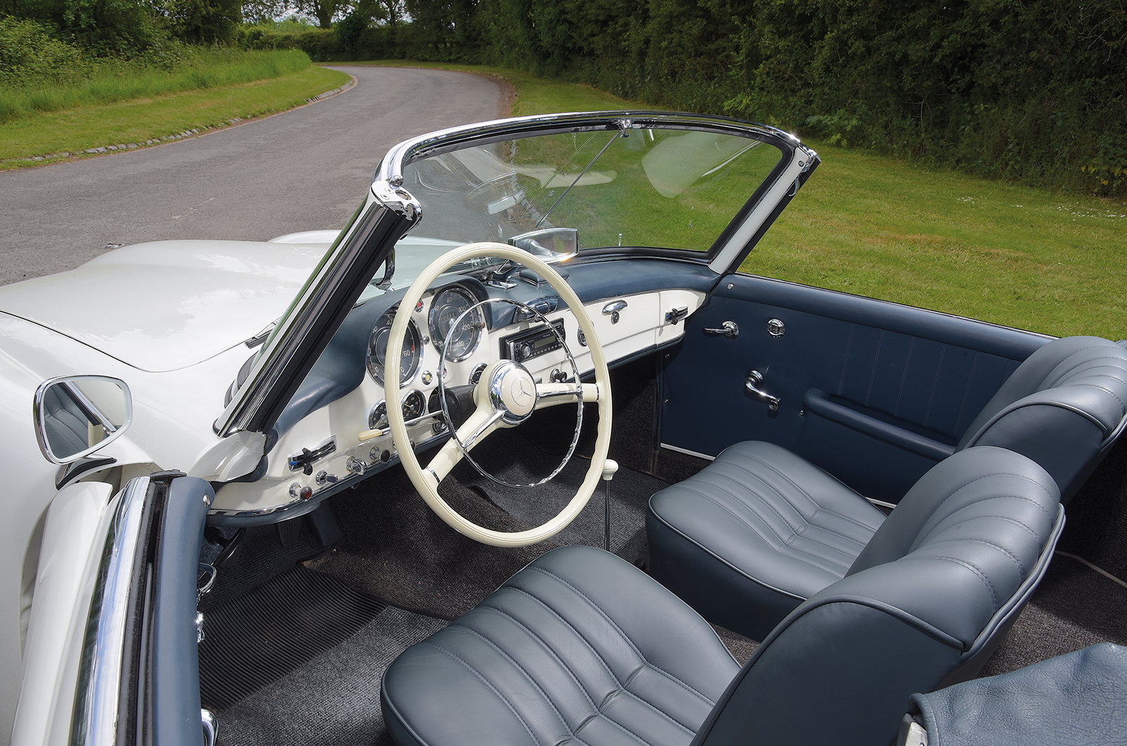 Classic & Sports Car – Mercedes-Benz 190SL vs Chevrolet Corvette C1