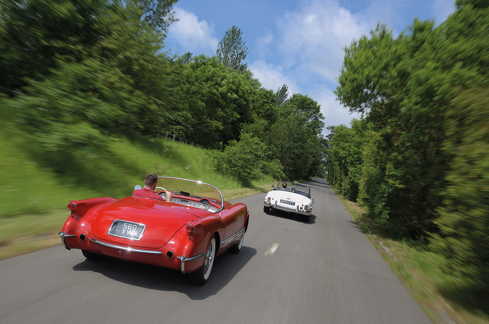 Classic & Sports Car – Mercedes-Benz 190SL vs Chevrolet Corvette C1