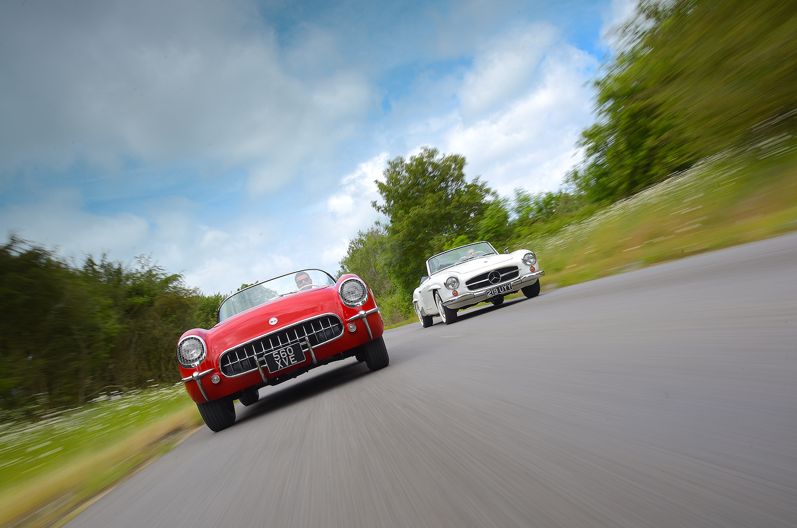 Classic & Sports Car – Mercedes-Benz 190SL vs Chevrolet Corvette C1
