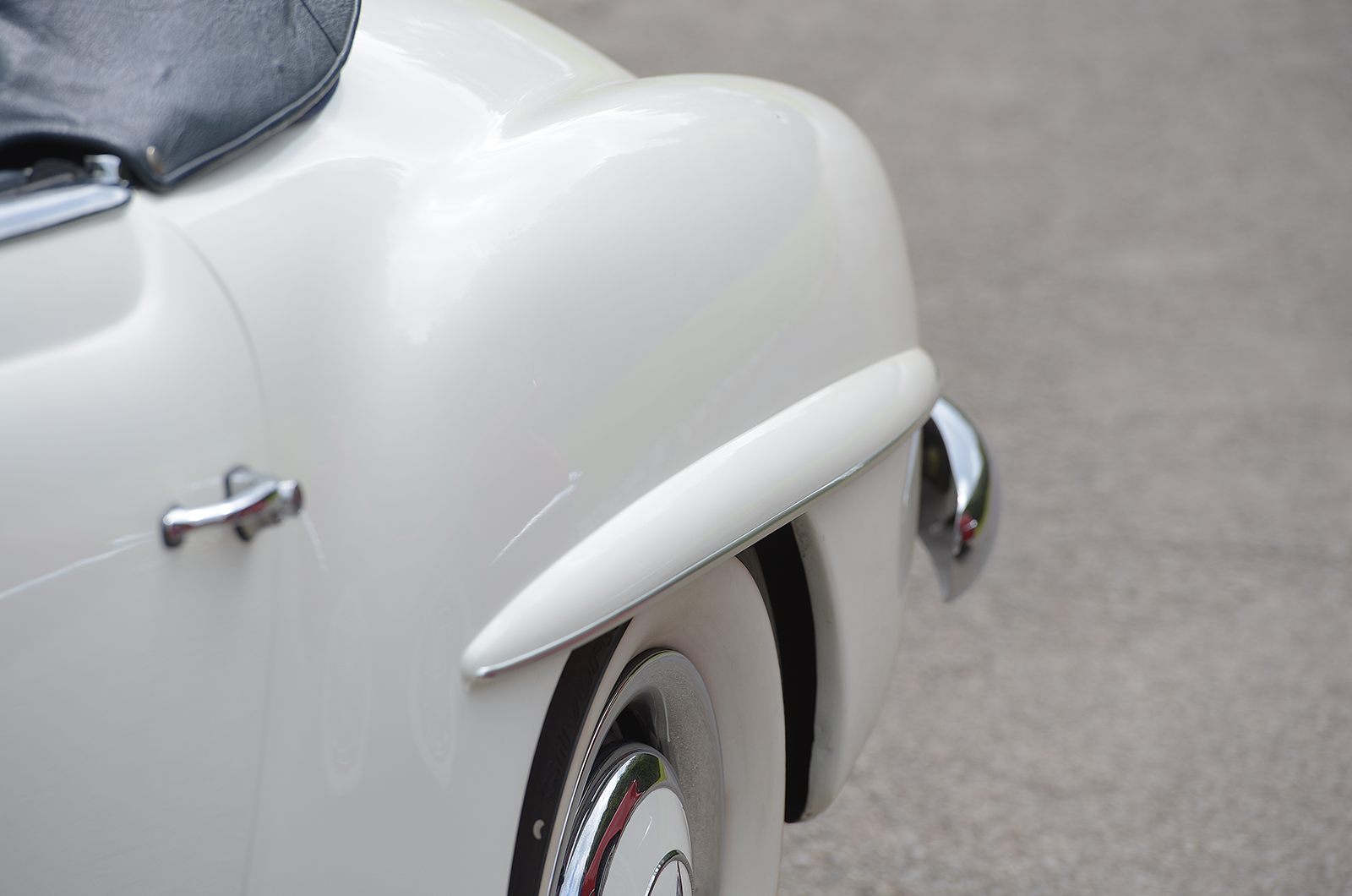 Classic & Sports Car – Mercedes-Benz 190SL vs Chevrolet Corvette C1