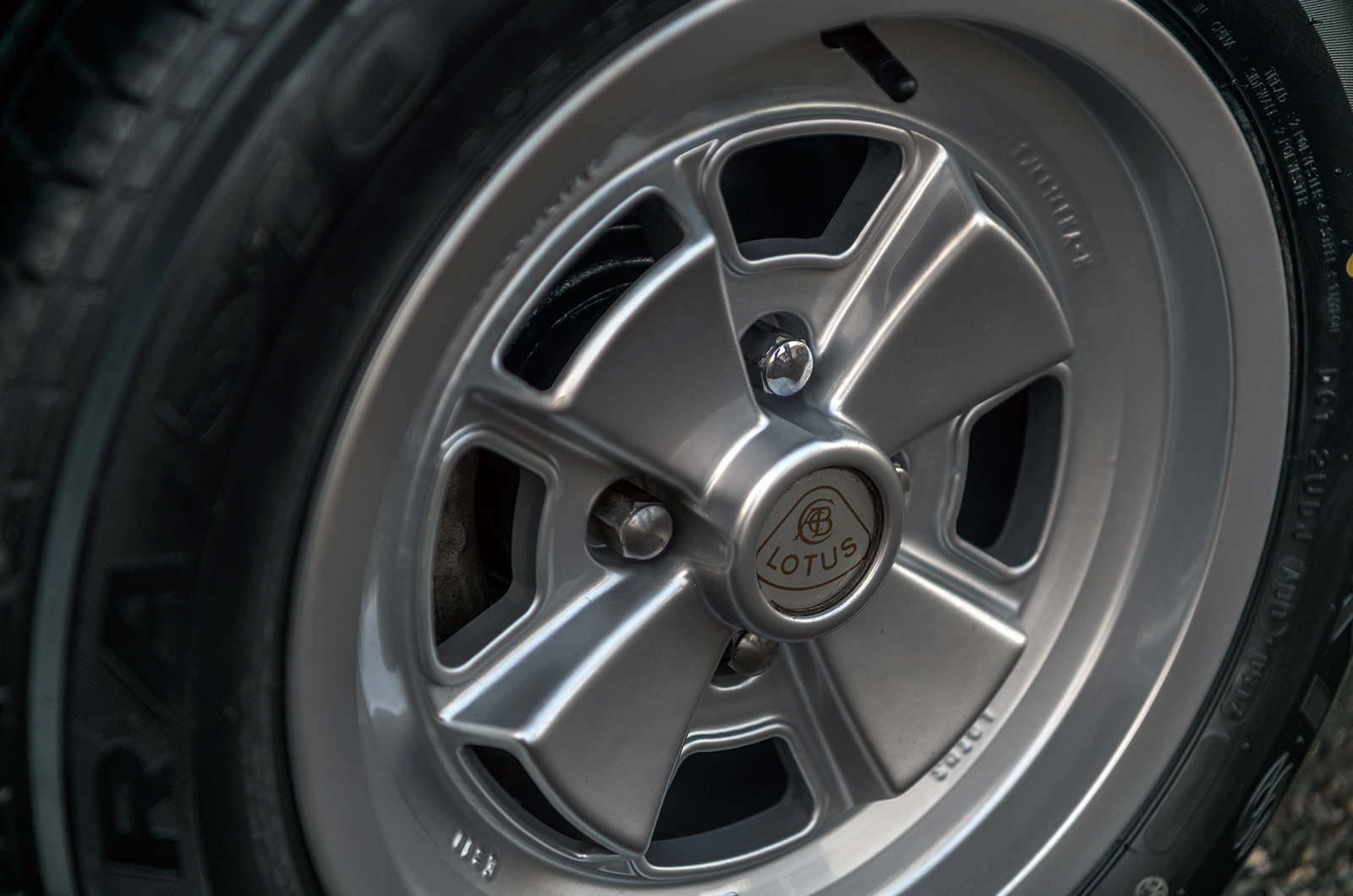 Classic & Sports Car – Jaguar XJ-S vs Lotus Elite: New order grand tourers