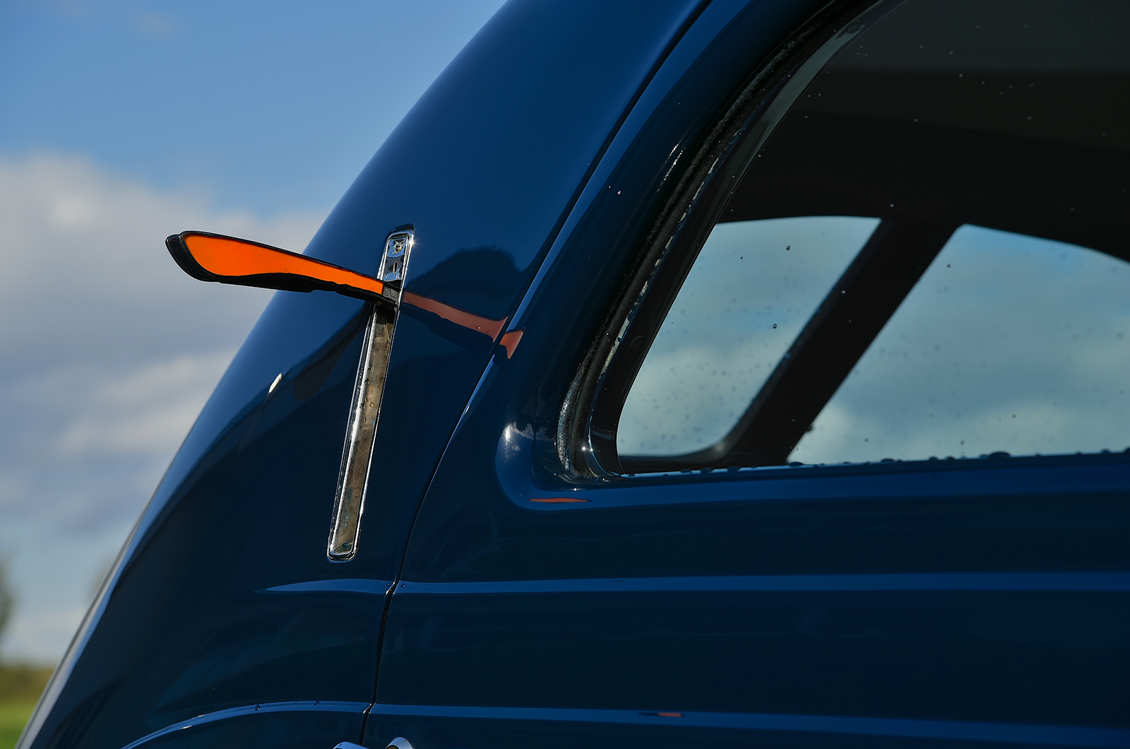 Classic & Sports Car – Chrysler Airflow vs Volvo Carioca: Streamlined sensations