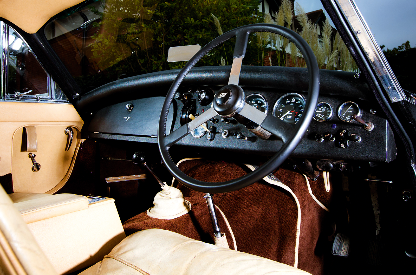 Classic & Sports Car – Midlands derby: Jensen 541R vs Jaguar XK150