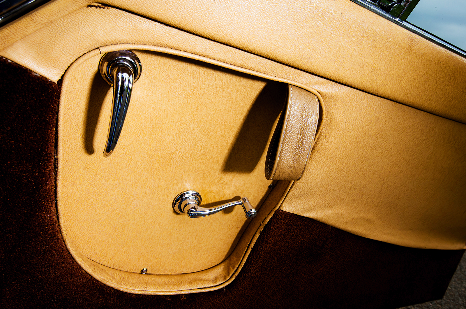 Classic & Sports Car – Midlands derby: Jensen 541R vs Jaguar XK150