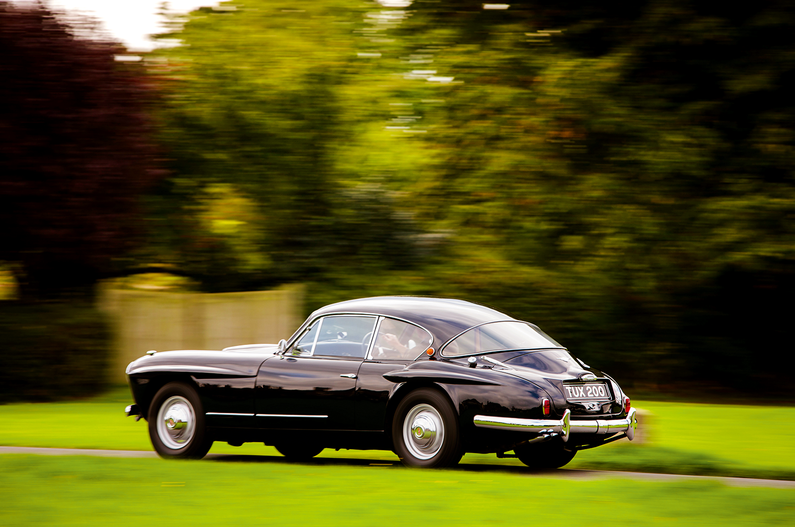 Classic & Sports Car – Midlands derby: Jensen 541R vs Jaguar XK150