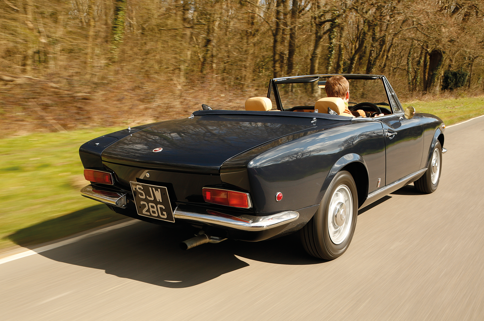 Classic & Sports Car – Drop-top darlings: Fiat 124 vs Alfa Romeo Spider