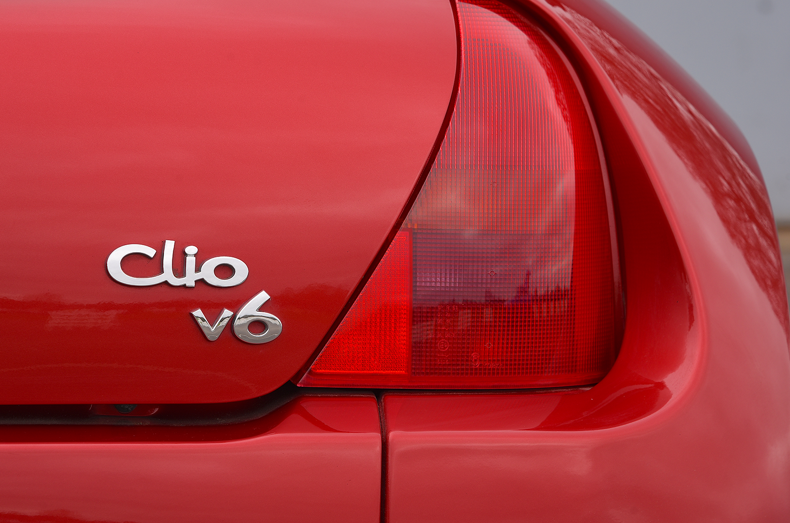 Classic & Sports Car – Unhinged hatches: Volkswagen Beetle RSI vs Renault Clio V6