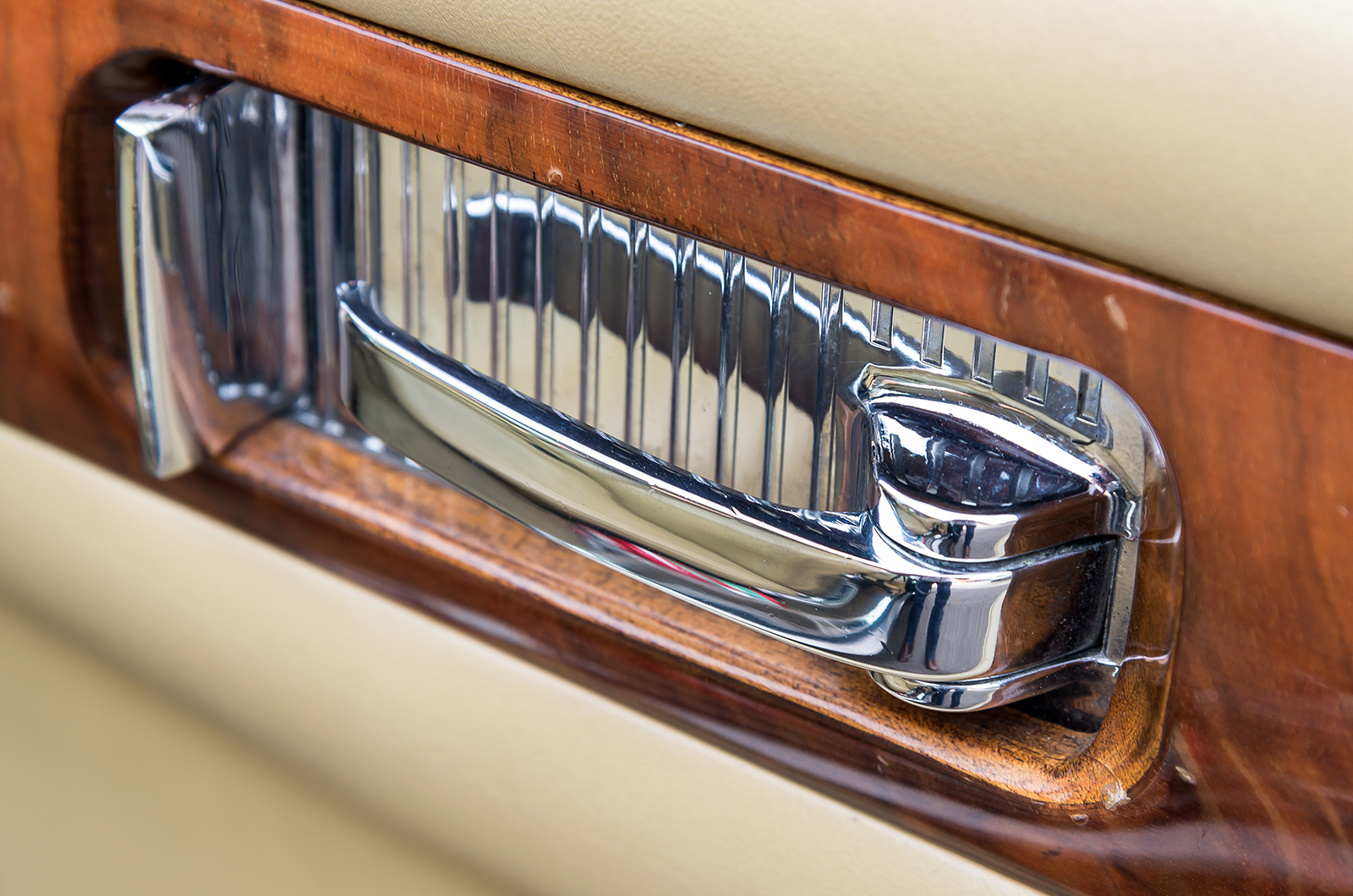 Classic & Sports Car – Advantage Aston Martin: driving the V8 Vantage