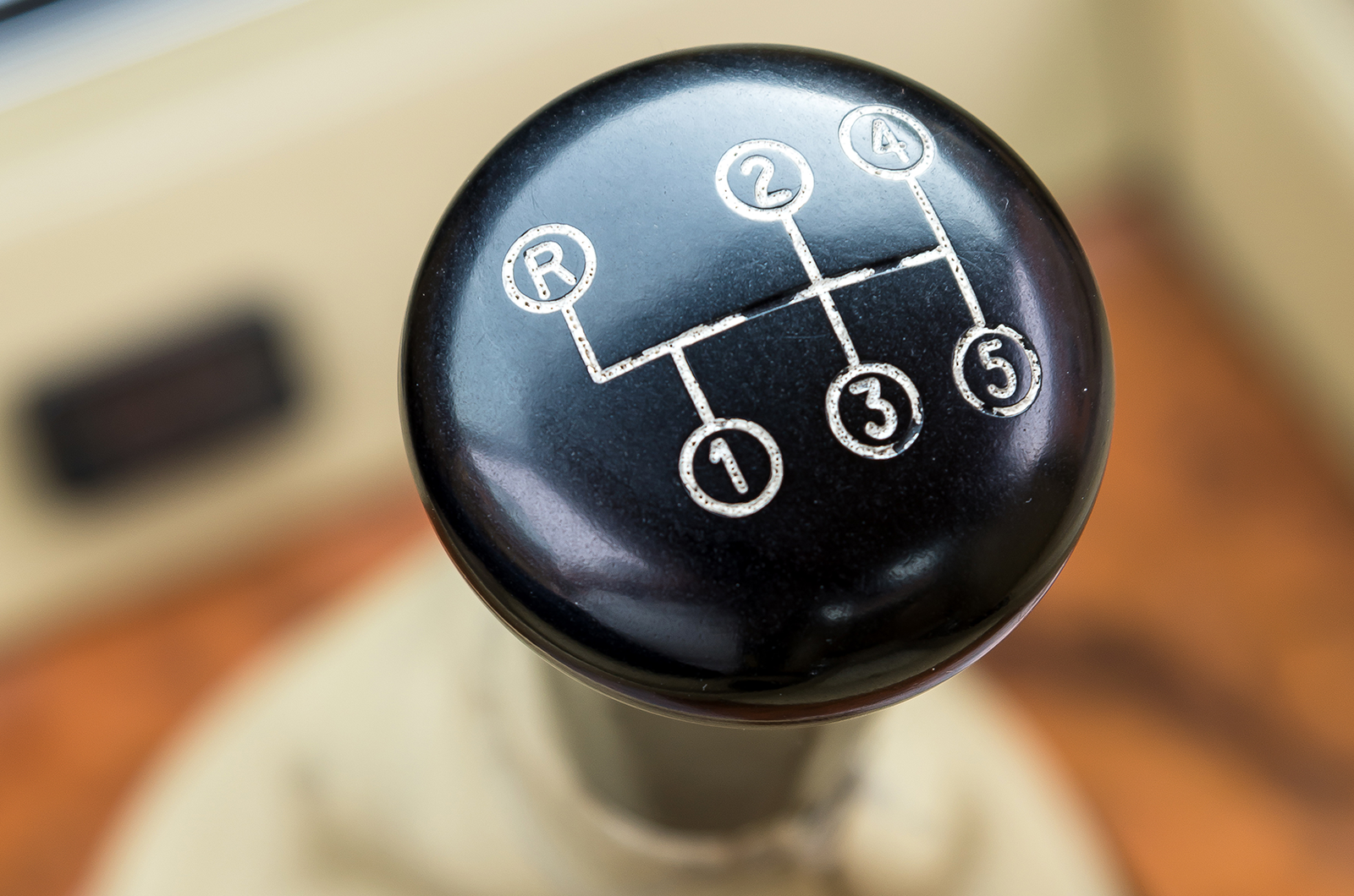 Classic & Sports Car – Advantage Aston Martin: driving the V8 Vantage