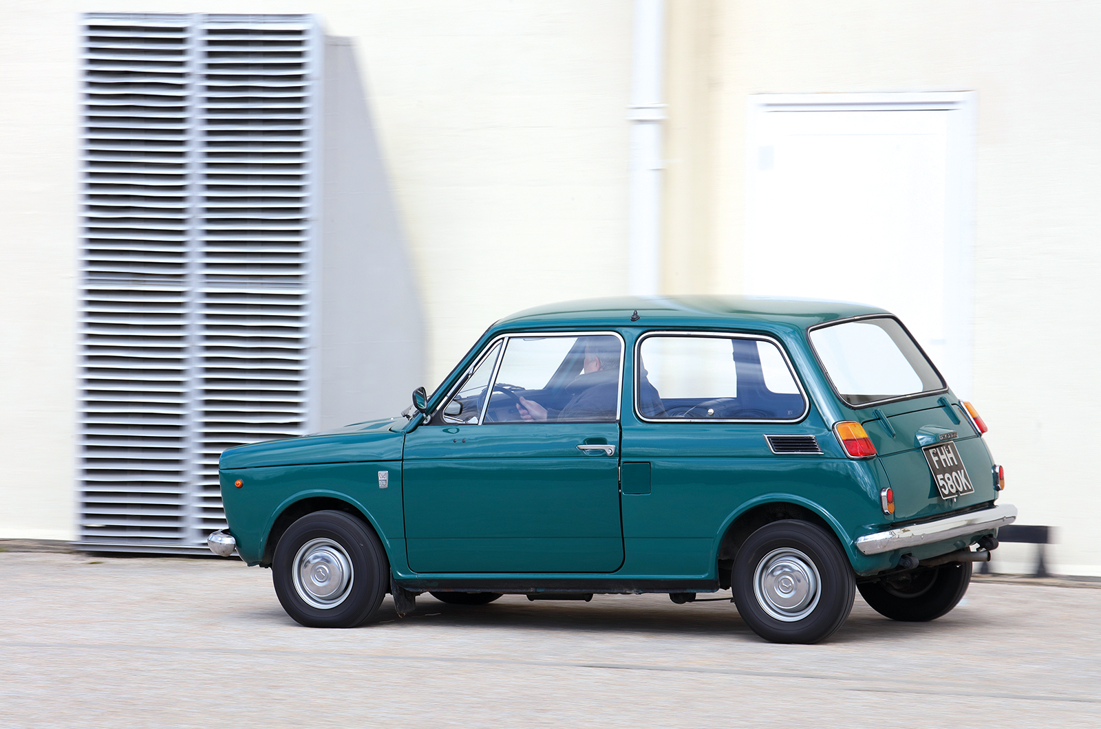 Classic & Sports Car – Love is in the air: Honda N360, Citroën Ami 8 and Volkswagen Beetle