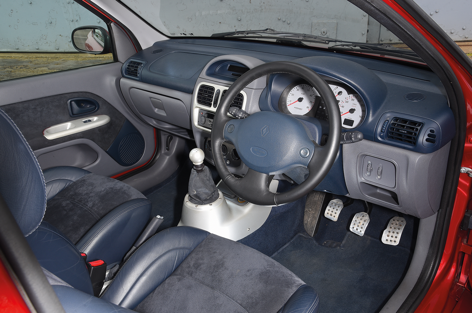 Classic & Sports Car – Unhinged hatches: Volkswagen Beetle RSI vs Renault Clio V6