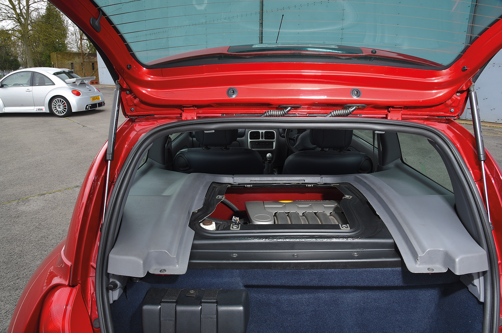 Classic & Sports Car – Unhinged hatches: Volkswagen Beetle RSI vs Renault Clio V6