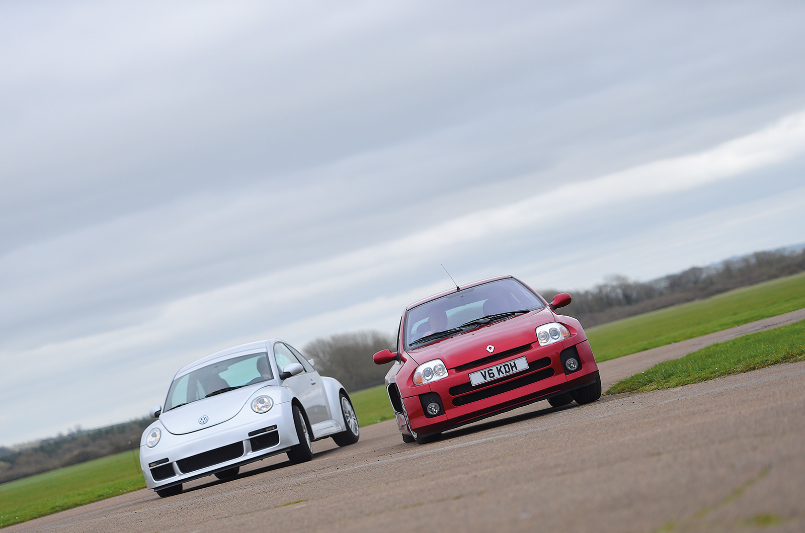 Classic & Sports Car – Unhinged hatches: Volkswagen Beetle RSI vs Renault Clio V6