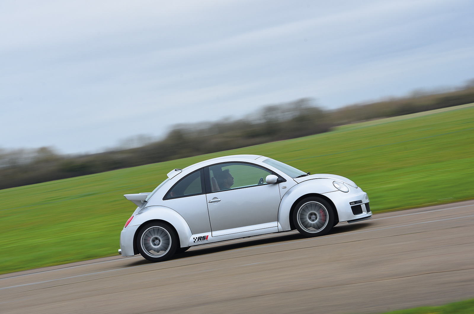 Classic & Sports Car – Unhinged hatches: Volkswagen Beetle RSI vs Renault Clio V6