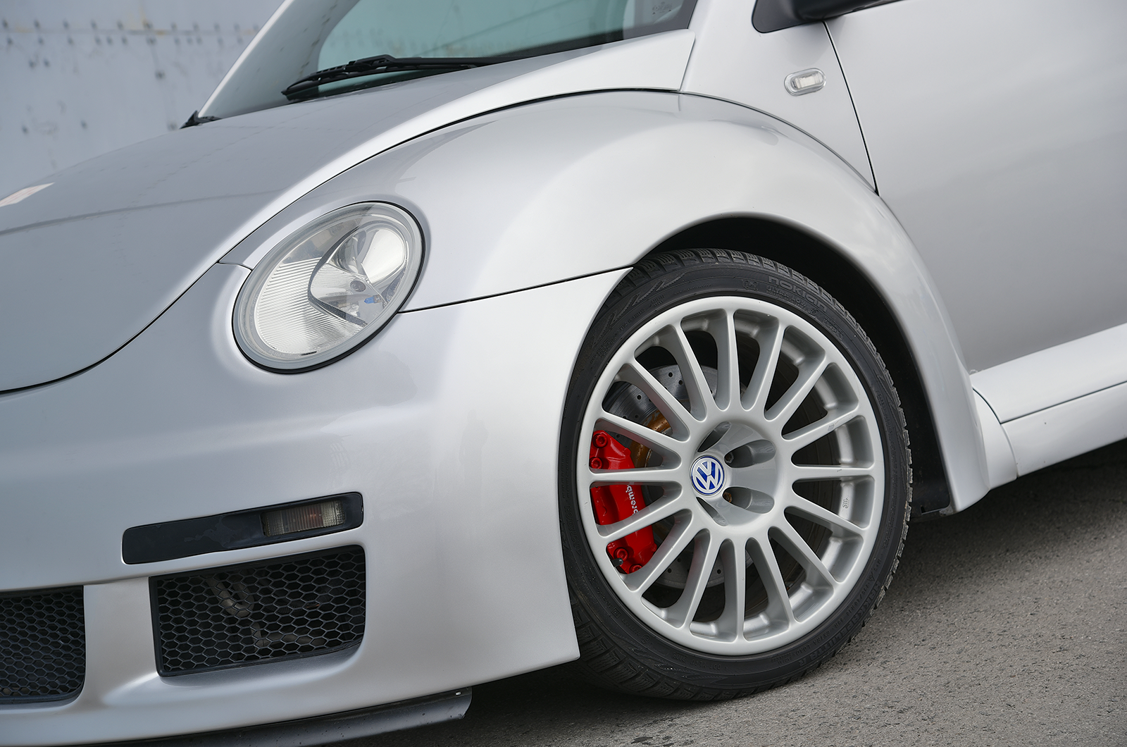 Classic & Sports Car – Unhinged hatches: Volkswagen Beetle RSI vs Renault Clio V6