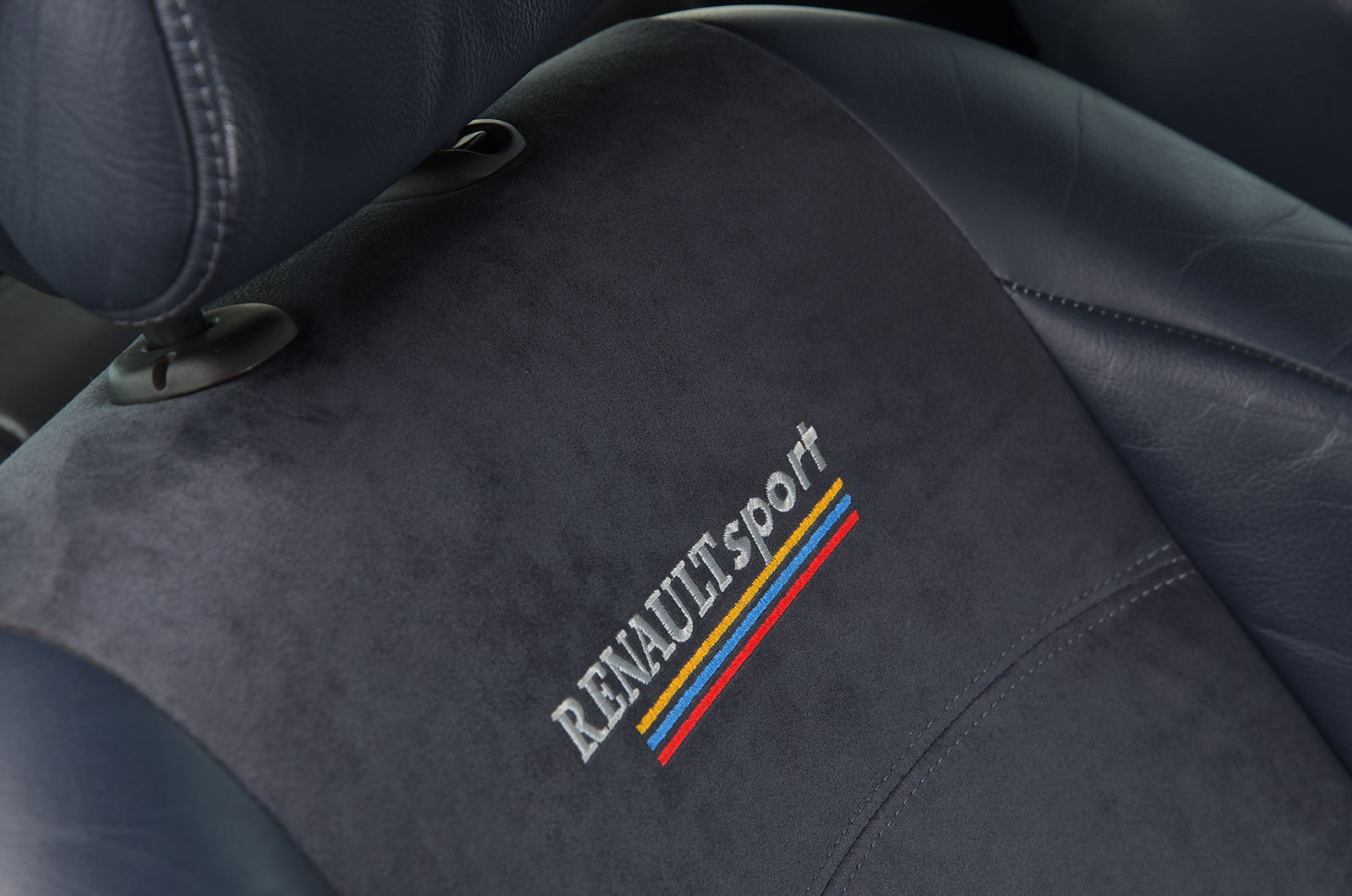 Classic & Sports Car – Unhinged hatches: Volkswagen Beetle RSI vs Renault Clio V6